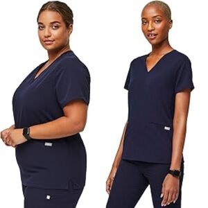 Figs woman’s 3 pocket scrub top - large